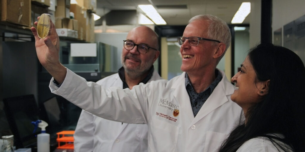 Photo de l’équipe du projet. De gauche à droite : Gerry Wright, Eric Brown, Divya Panchal.